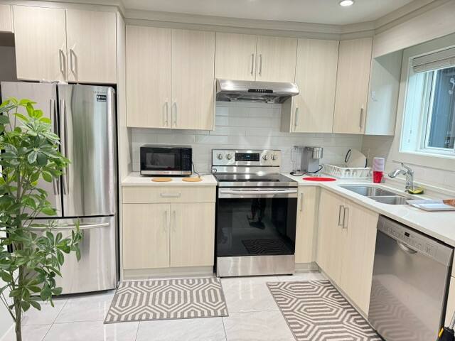 3 bedrms/ 3 washrs, Free Parking, Near Airport gallery image 2