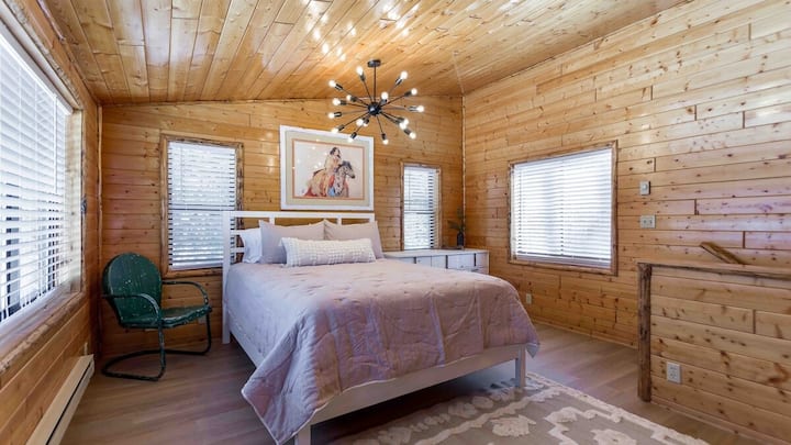 Mtindo wa roshani ya ghorofani yenye kitanda 1 kamili chenye mwonekano wa ua wa nyuma na kitanda cha moto. Bafu kamili chumbani