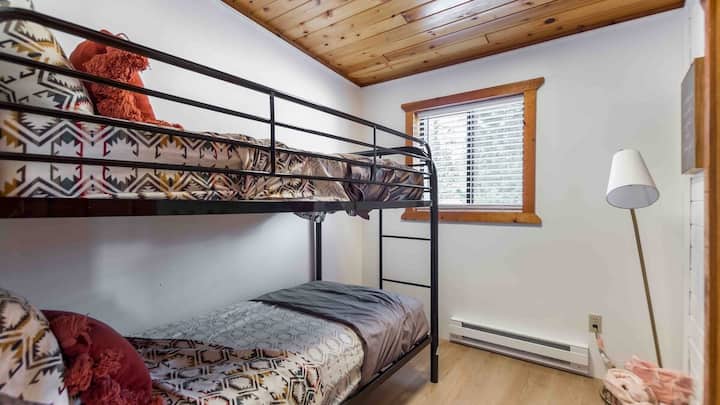 Kitanda cha ghorofa (kinalala 2 kwa starehe)