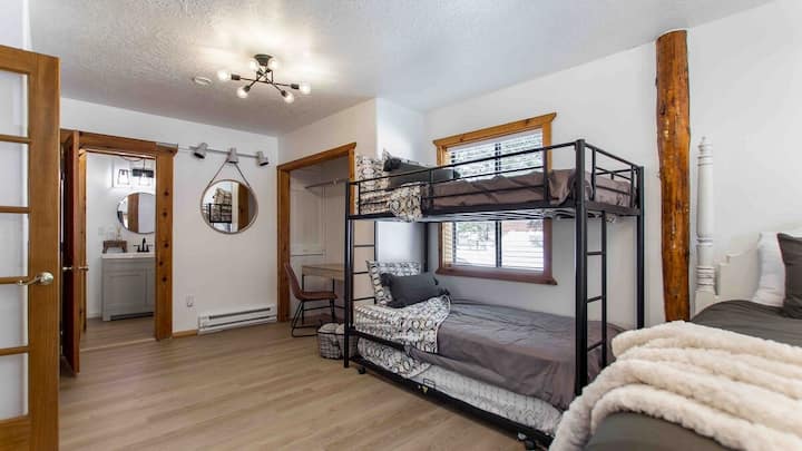 Chumba kikubwa kilicho na kitanda cha ukubwa wa King na Kitanda cha Ghorofa kilicho na trundle. Chumba kinalala 5 kwa starehe. Ina bafu kamili chumbani.