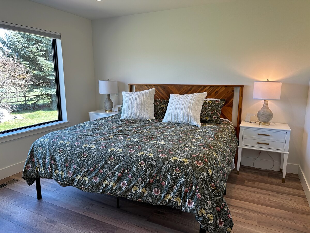 Dhoma kryesore e gjumit me banjë ngjitur. Pamje nga malet dhe kullotat.