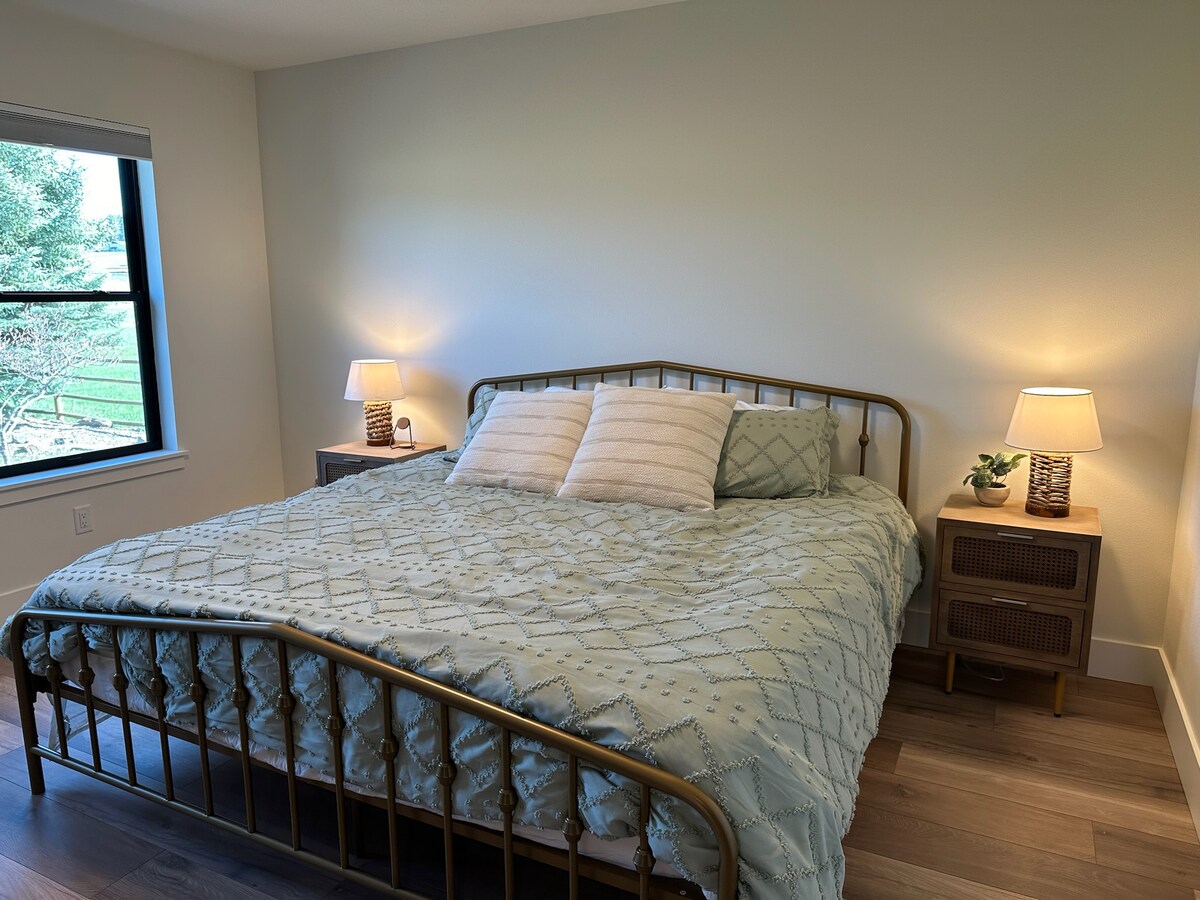 Dhoma e pasme e gjumit, pamja e kullotës dhe maleve. Nuk ka banjë të bashkangjitur.