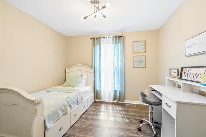 Chumba cha tatu cha kulala/ Kitanda cha Kutoka 