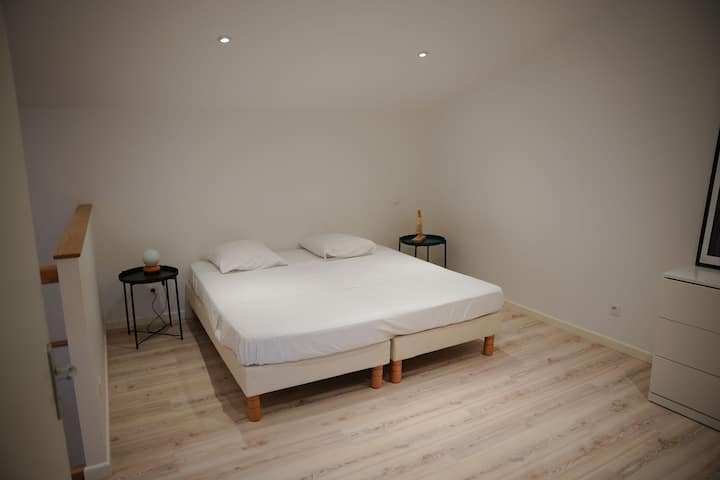 Овој кревет може да се подели на 2 кревета кога ќе се побара однапред