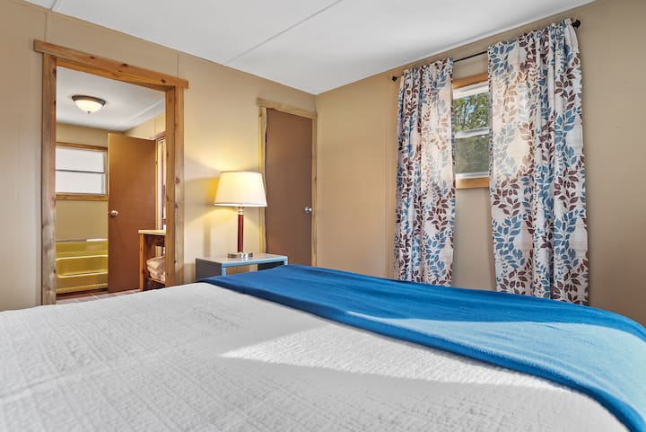 ........ ประดับด้วยผ้าปูที่นอนผ้าฝ้าย 100% ที่คมชัดระดับพรีเมียม มีห้องน้ำเพื่อความสะดวกสบายของคุณด้วย