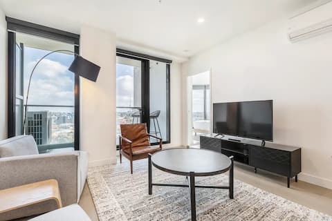 Successful Airbnb property: City Edge Urban Oasis w/ Balcony & Panoramic Views in Footscray