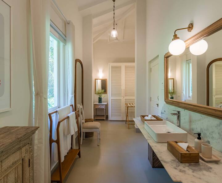 Full bathroom 1 image 1