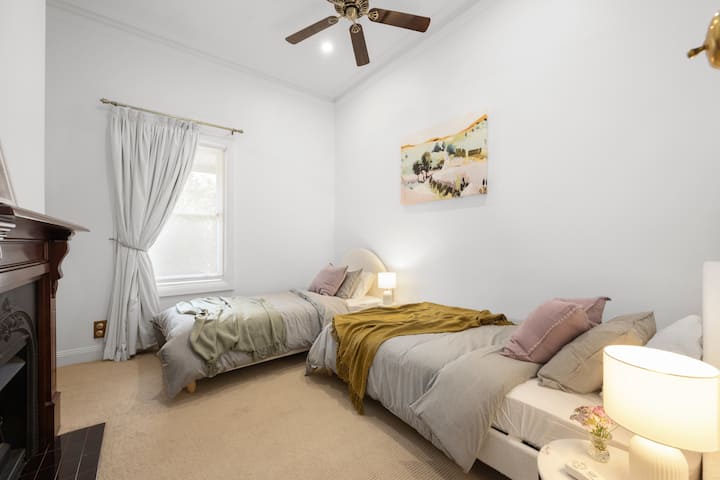 تحتوي هذه الغرفة على سريرين مفردين كبيرين وتقع أمام المنزل.