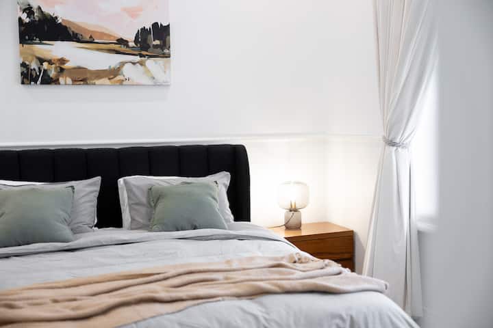 غرفة النوم الرئيسية التي تحتوي على حمام داخلي ومشي في رداء. 