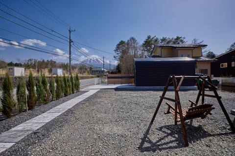 NewOpen! Garage and fireplace place.The view of Fuji from the living room and bedroom