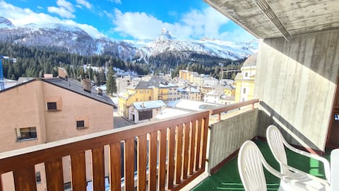 [2 parking included] Spacious, with Pool & Sauna!