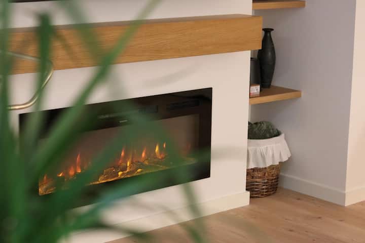 Stue: Nyd en imponerende atmosfære med en elegant elektrisk pejs og stilfuld indretning!