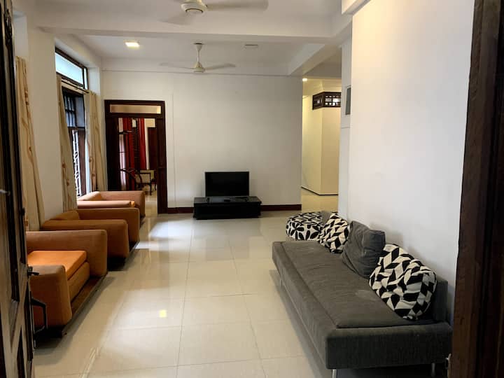 Azy's Inn- 3bedroom Luxury Apartment - Colombo