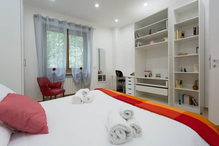 СТАЯ В РИМ
Голяма и светла двойна стая с гардероб и работно място до голямата библиотека.
Климатик, смарт телевизор, WI - FI