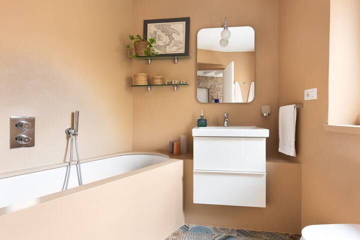 Idyllia | Cozy central retreat gallery image 3