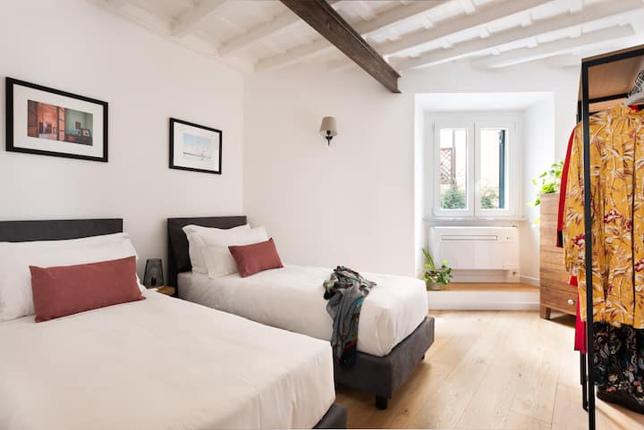 quarto com duas camas de solteiro que podem ser transformadas em uma cama de casal confortável mediante solicitação usando uma cobertura de espuma de memória