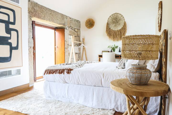 Su simplicidad combinada con la rusticidad del sitio crea un ambiente de elegancia y sofisticación.