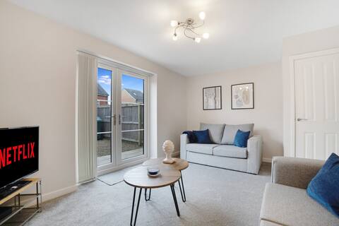 New! Charming 2-bed Home in Nevis Walk, Sleeps 6!