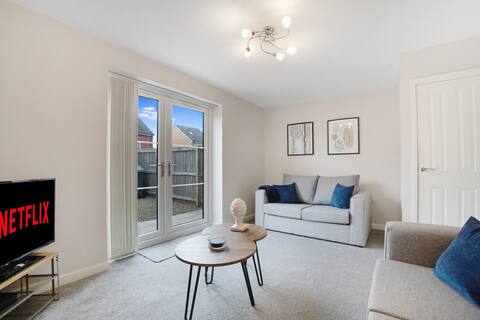 New! Charming 2-bed Home in Nevis Walk, Sleeps 6!