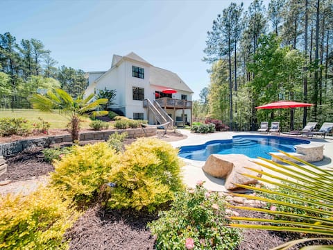 5BR Farmhouse Lake Retreat—Hot Tub—Firepit—Theater