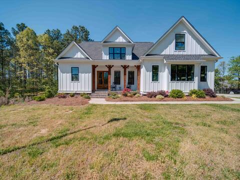 5BR Farmhouse Lake Retreat- Home Theater | Hot Tub