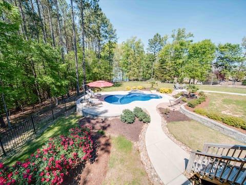 5-BR Farmhouse Lake Retreat—Pool—Hot Tub—Theater!