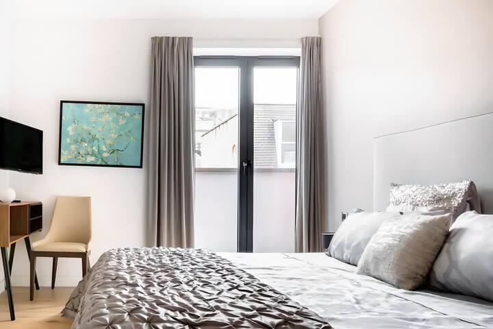 Iconic Landmarks at Reach: Gorgeous Penthouse! gallery image 5