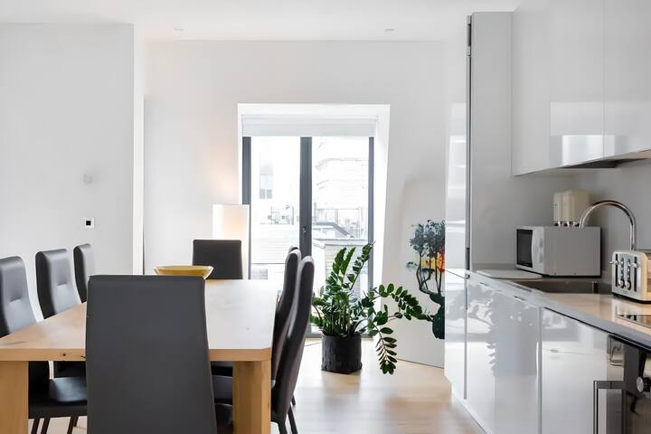 Iconic Landmarks at Reach: Gorgeous Penthouse! gallery image 2