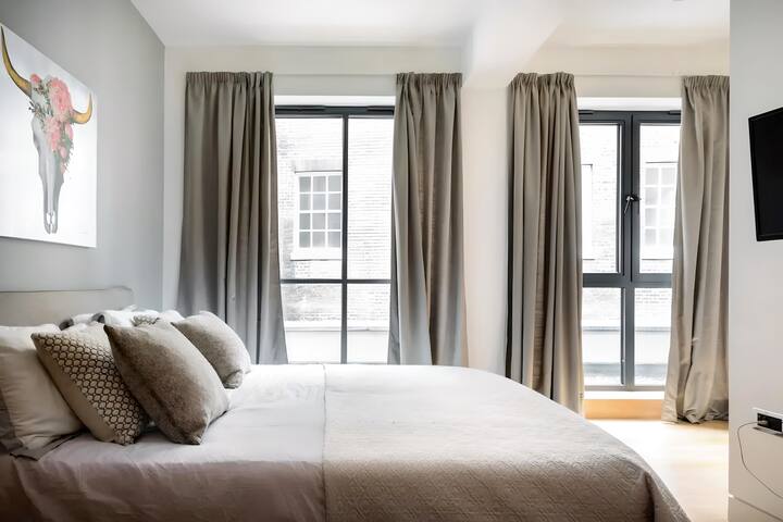 Iconic Landmarks at Reach: Gorgeous Penthouse! gallery image 3