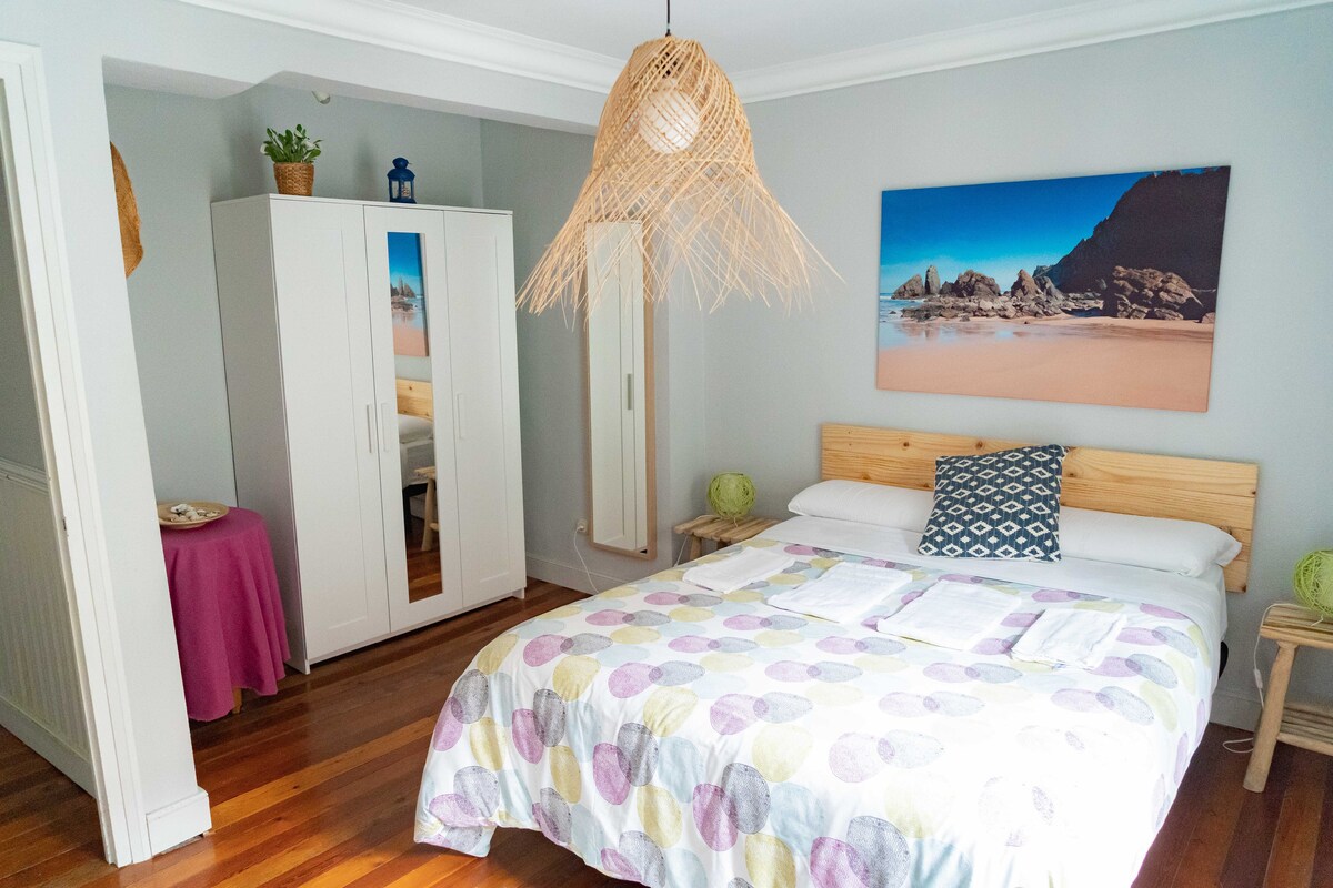 Основна стая / Просторна основна стая с балкон към най - красивата гледка към Урдайбай 