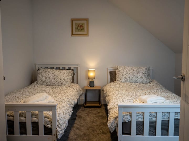 Spálňa s 2 samostatnými lôžkami na poschodí. 