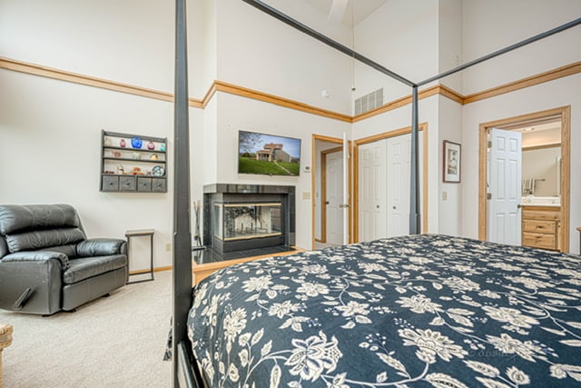 Ძირითადი აპარტამენტი დიდი ზომის საწოლით. Ტელევიზორი Roku-სთან ერთად.