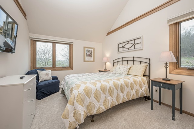 Მთავარ სართულზე მდებარე ორი საძინებლიდან ერთ-ერთი. Ორადგილიანი საწოლი სააბაზანოთი ოთახის გარეთ. ტელევიზორი Roku-სთან ერთად