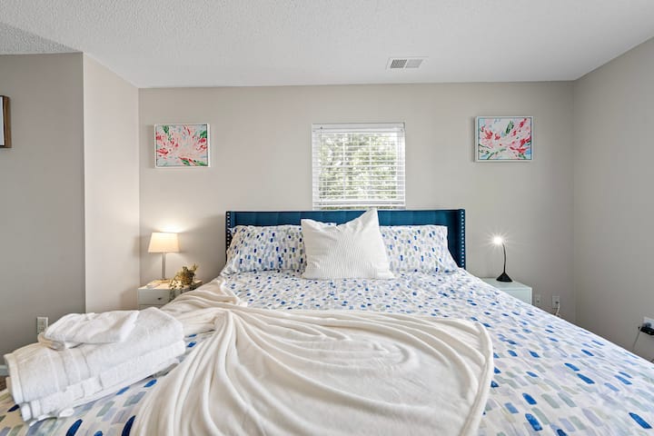 Sehemu tulivu na tulivu yenye kitanda chenye starehe na cha kupendeza. Vistawishi: King Size Bed, 55in Smart TV,  Sofa Bed, Queen Size Blow Up Bed na Pack & Play na kituo cha kubadilisha.
