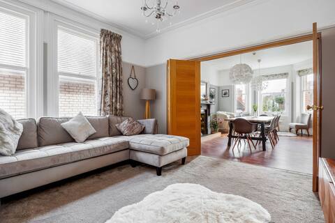 Large family home, 500m to beach