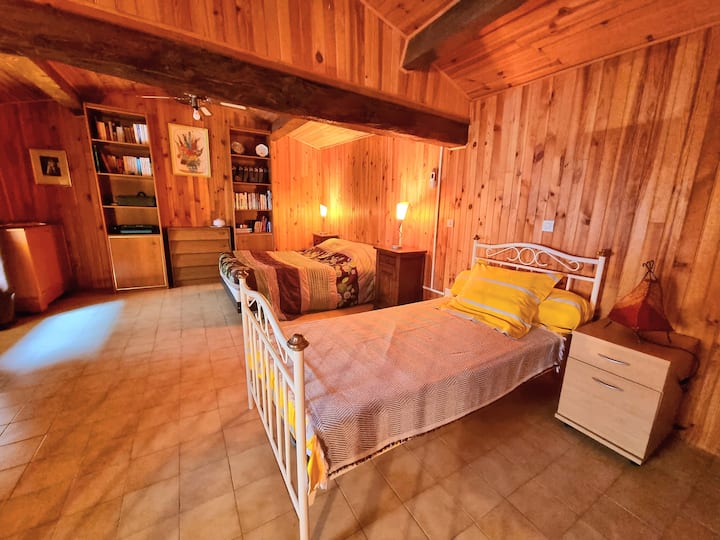 Голема спална соба со двоен кревет во 140, единечен кревет во 90 и кревет во гардеробер во 80, детско креветче ви е исто така на располагање за удобност на бебето. Ќе најдете и голем број книги за љубителите на читањето. 