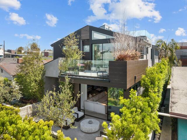 Luxury Venice Beach Escape + Sauna, Gym, Plunge