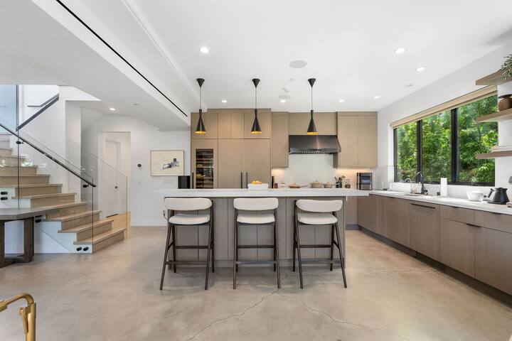 Luxury Venice Beach Escape + Sauna, Gym, Plunge gallery image 4