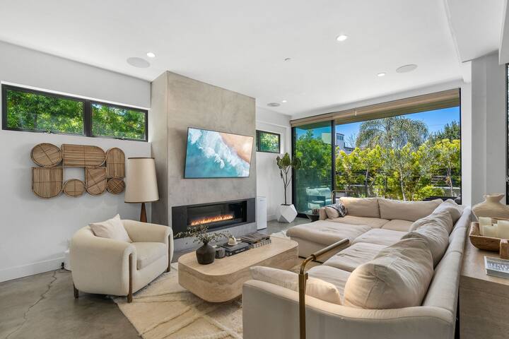 Luxury Venice Beach Escape + Sauna, Gym, Plunge gallery image 2