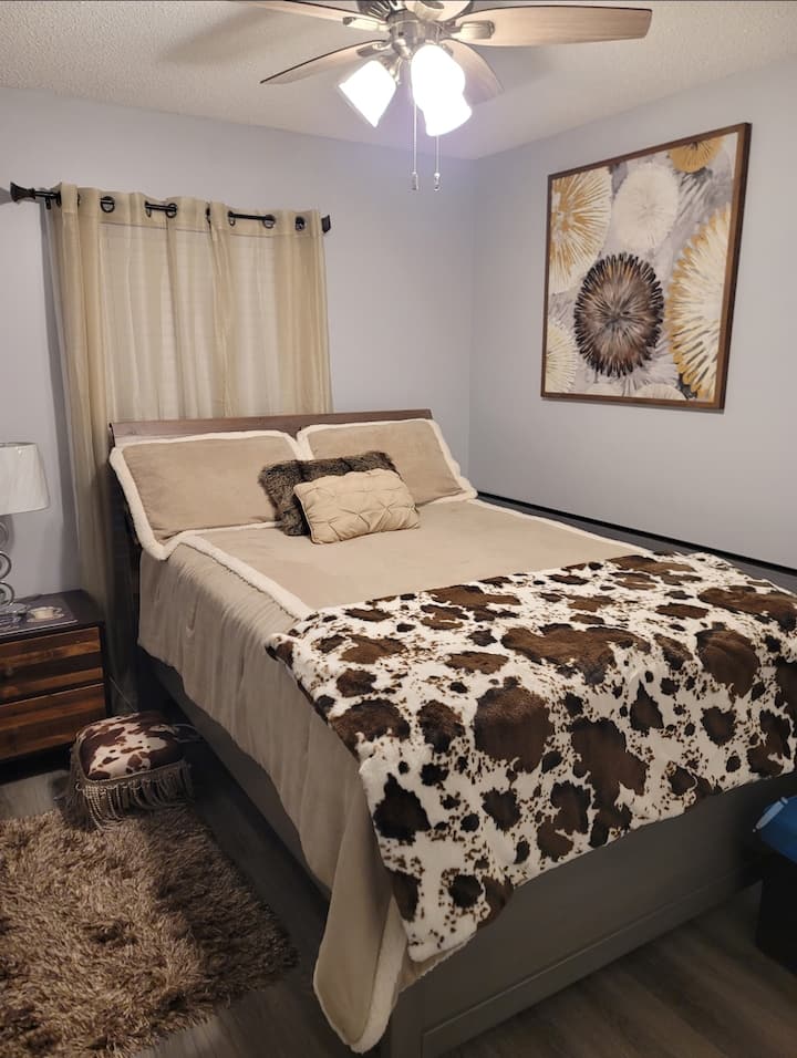 غرفة نوم بسرير ملكي