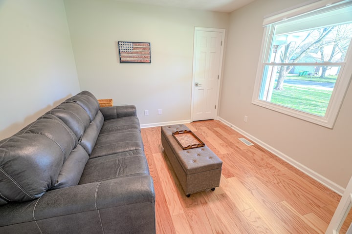 Sehemu inayoweza kubadilika ambayo inaweza kutumika kama chumba cha kulala cha 5. Chumba kina milango ya Kifaransa kwa ajili ya faragha. Kochi hubadilika kuwa kitanda aina ya queen sofa kwa ajili ya mgeni wa ziada. Inaweza pia kutumika kama eneo la ofisi.