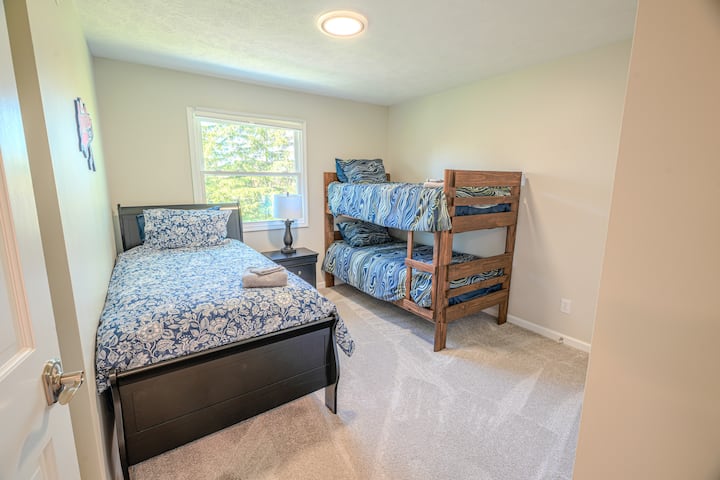 Chumba cha kulala cha tatu kilicho na kitanda kimoja na pacha juu ya kitanda cha ghorofa mbili.