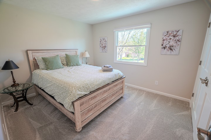 Chumba cha kujitegemea kilicho na kitanda kizuri cha ukubwa wa kifalme.