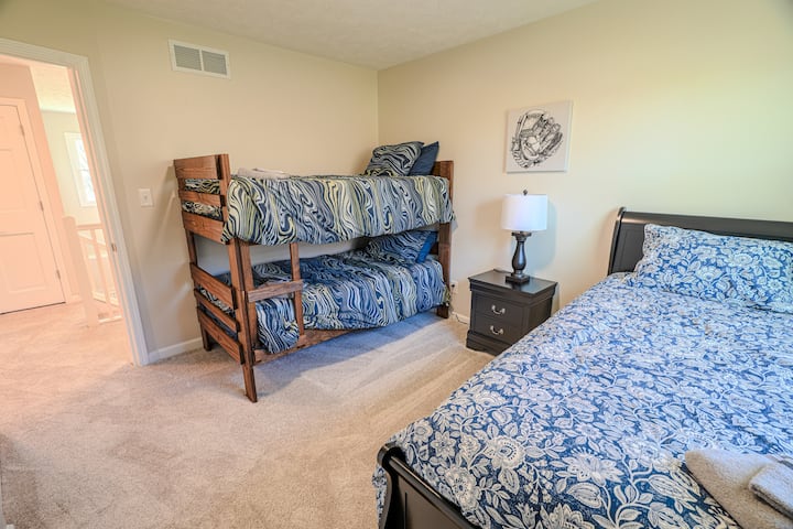 Chumba cha 4 cha kulala kilicho na kitanda kimoja na pacha juu ya kitanda cha ghorofa mbili.