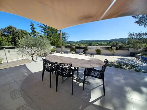 Spacious house with pool: 6 to 8 people.