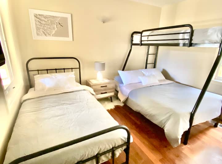 Poschodová izba

1 x jednolôžko

1 x poschodová posteľ s dvojlôžkom na spodnom jednolôžku v hornej časti