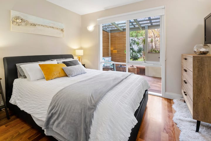 Spálňa s manželskou posteľou na prízemí, nižšie poschodie s poschodovou izbou v blízkosti ideálnej pre celú druhú rodinu. 

Táto izba má výhľad na gril a trávu /prístup k bazénu. 