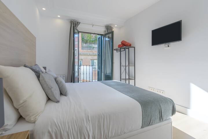 Gran Vía, NEW, 2BR 1BTH. Elevator gallery image 2