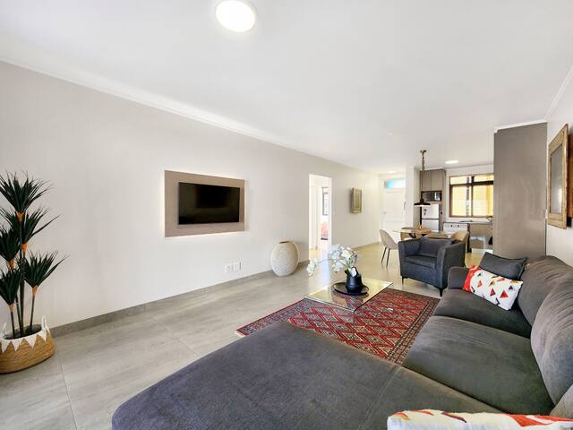 Renovated/Pools/Park/Gym/Parking/Canal walk access gallery image 4