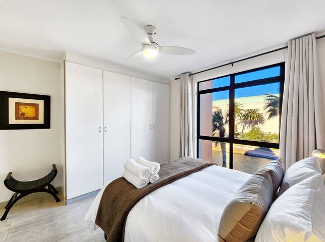 Renovated/Pools/Park/Gym/Parking/Canal walk access gallery image 5